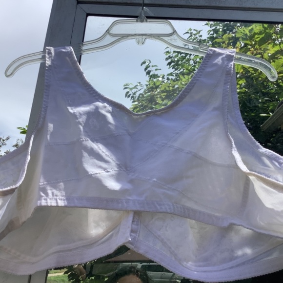 Lacy Flattering Bra size 52B front hook closure. NEW. - Picture 3 of 8